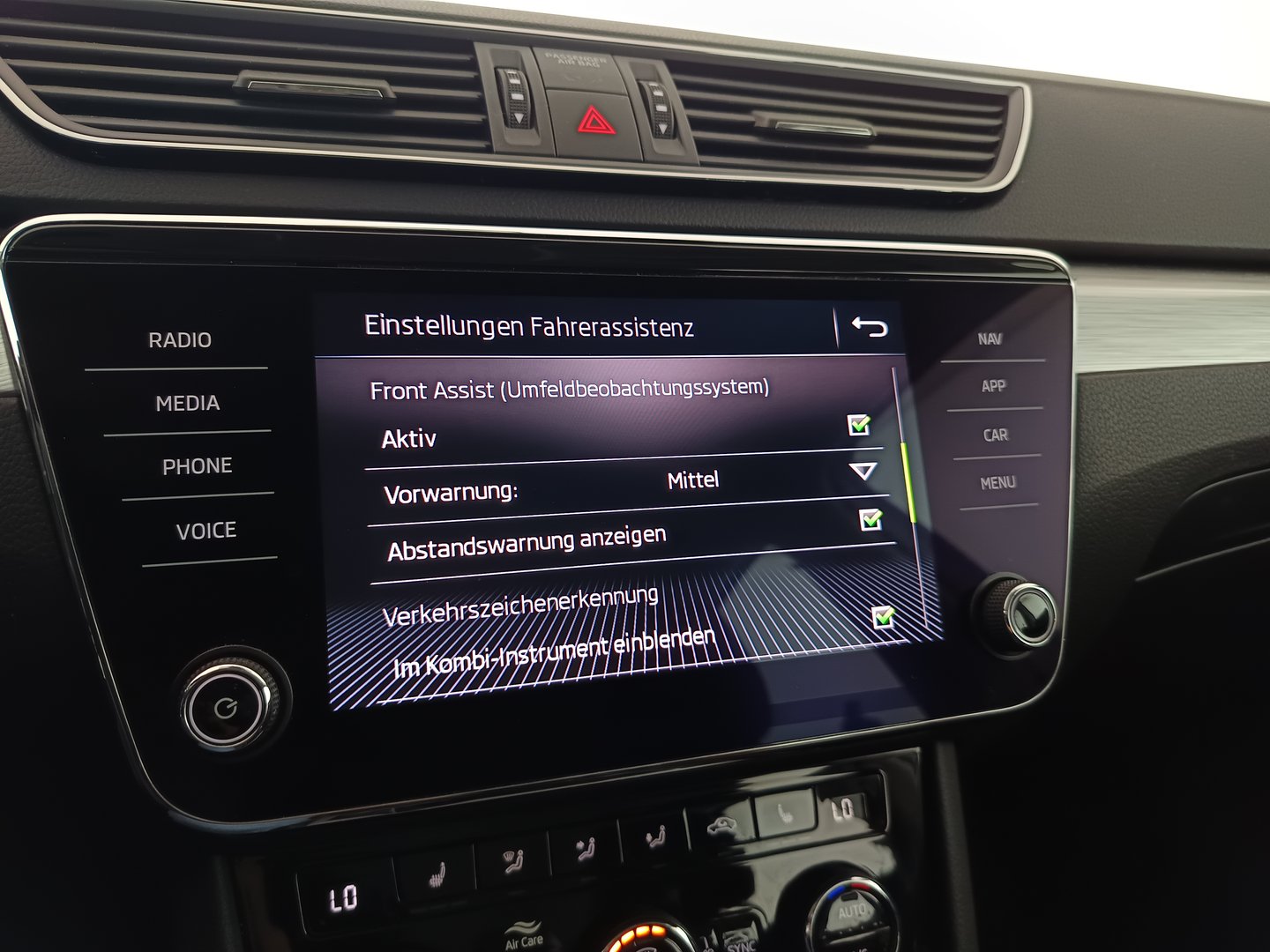 Škoda SUPERB Combi Ambition TDI | Bild 26 von 35