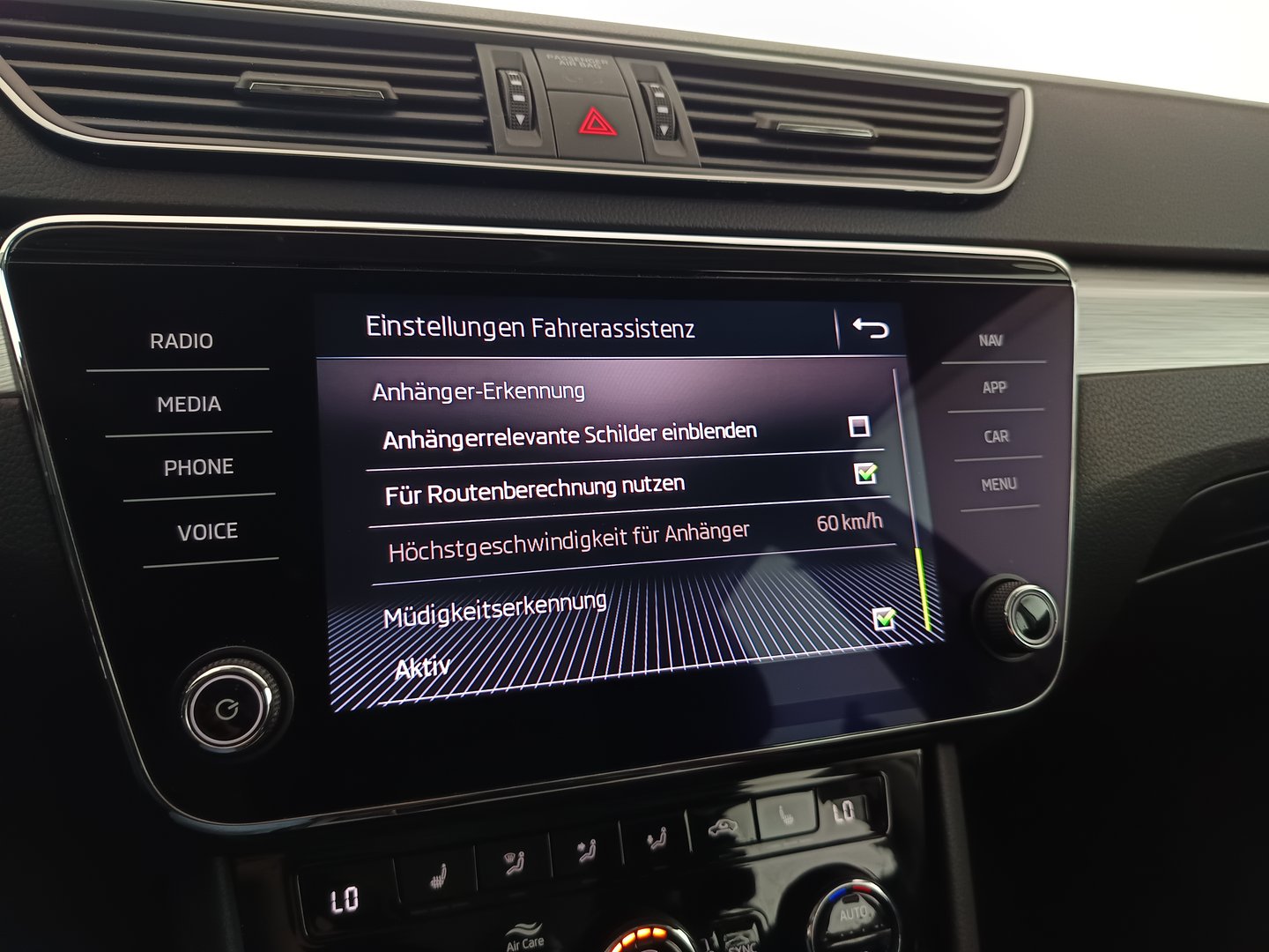 Škoda SUPERB Combi Ambition TDI | Bild 27 von 35