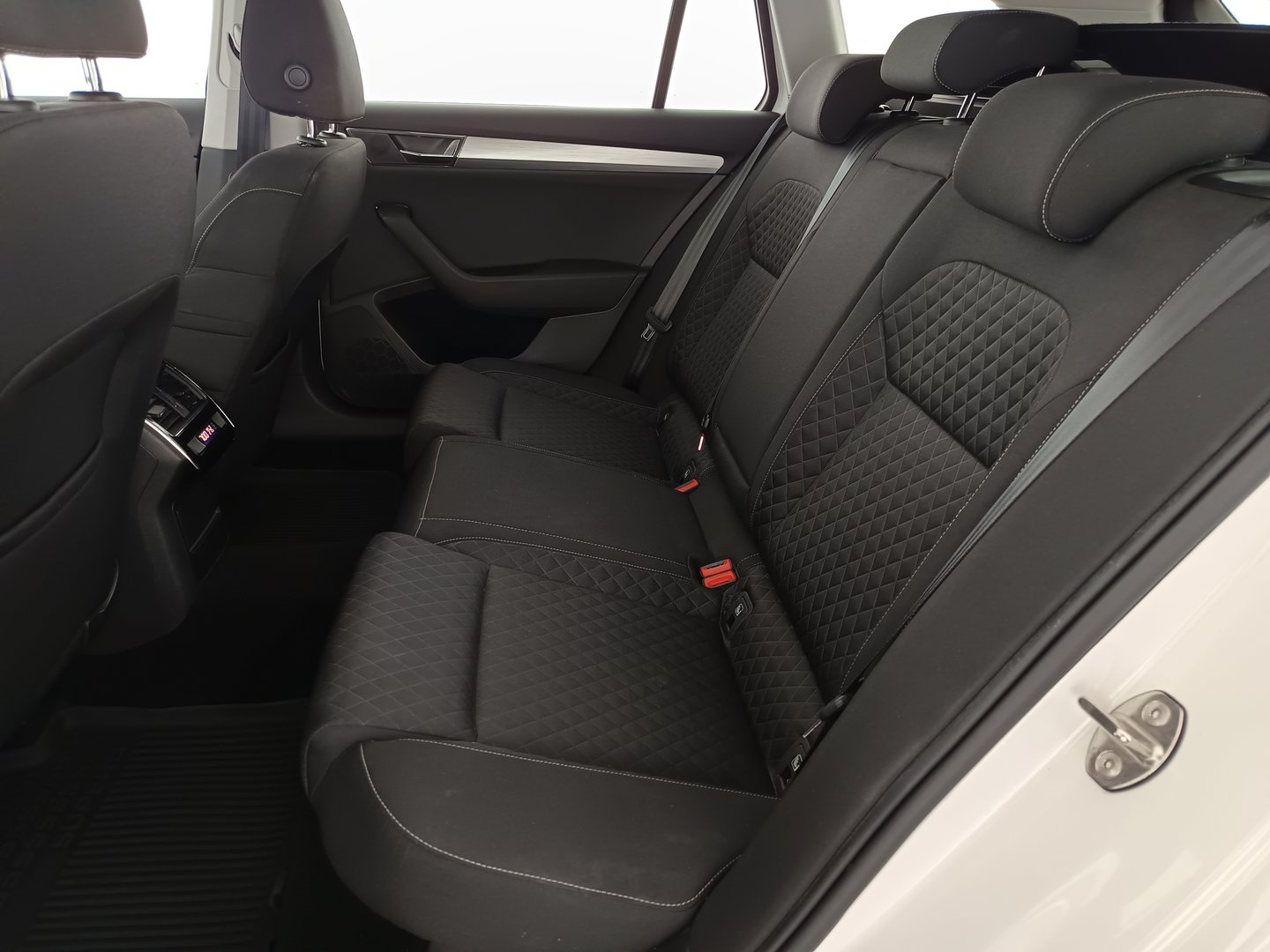 Škoda SUPERB Combi Ambition TDI | Bild 32 von 35