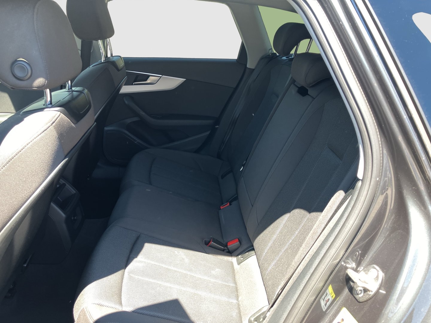 Audi A4 Avant 30 TDI advanced | Bild 18 von 25