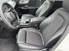 Mercedes B B 180 in polarweiß