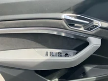 Audi e-tron Sportback 55 300 kW Business in Brillantschwarz