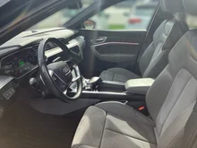 Audi e-tron Sportback 55 300 kW Business in Brillantschwarz