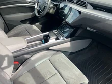 Audi e-tron Sportback 55 300 kW Business in Brillantschwarz
