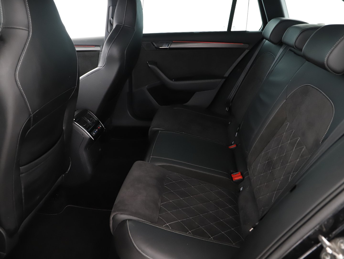 Škoda SUPERB Combi iV SPORTLINE DSG | Bild 14 von 20