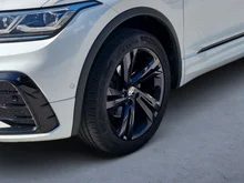 VW Tiguan Allspace R-Line TDI 4MOTION DSG in weiss - metallic-perleffekt