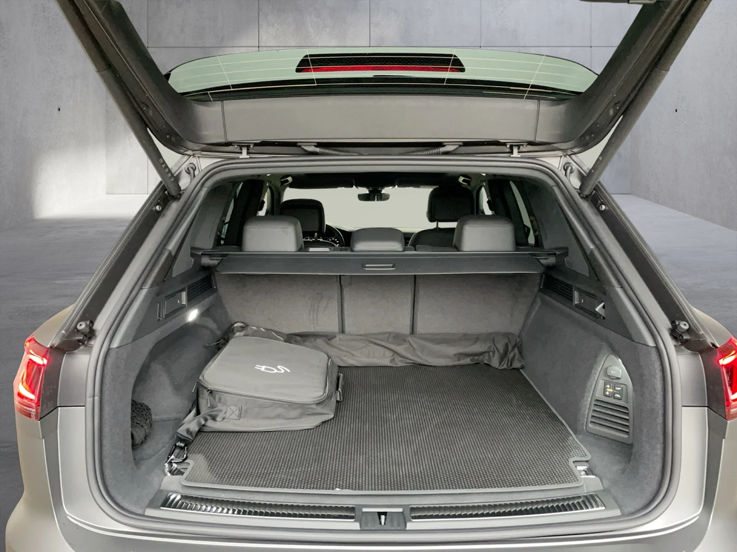 Bild eines VW Touareg R eHybrid TSI 4M. Final Edition