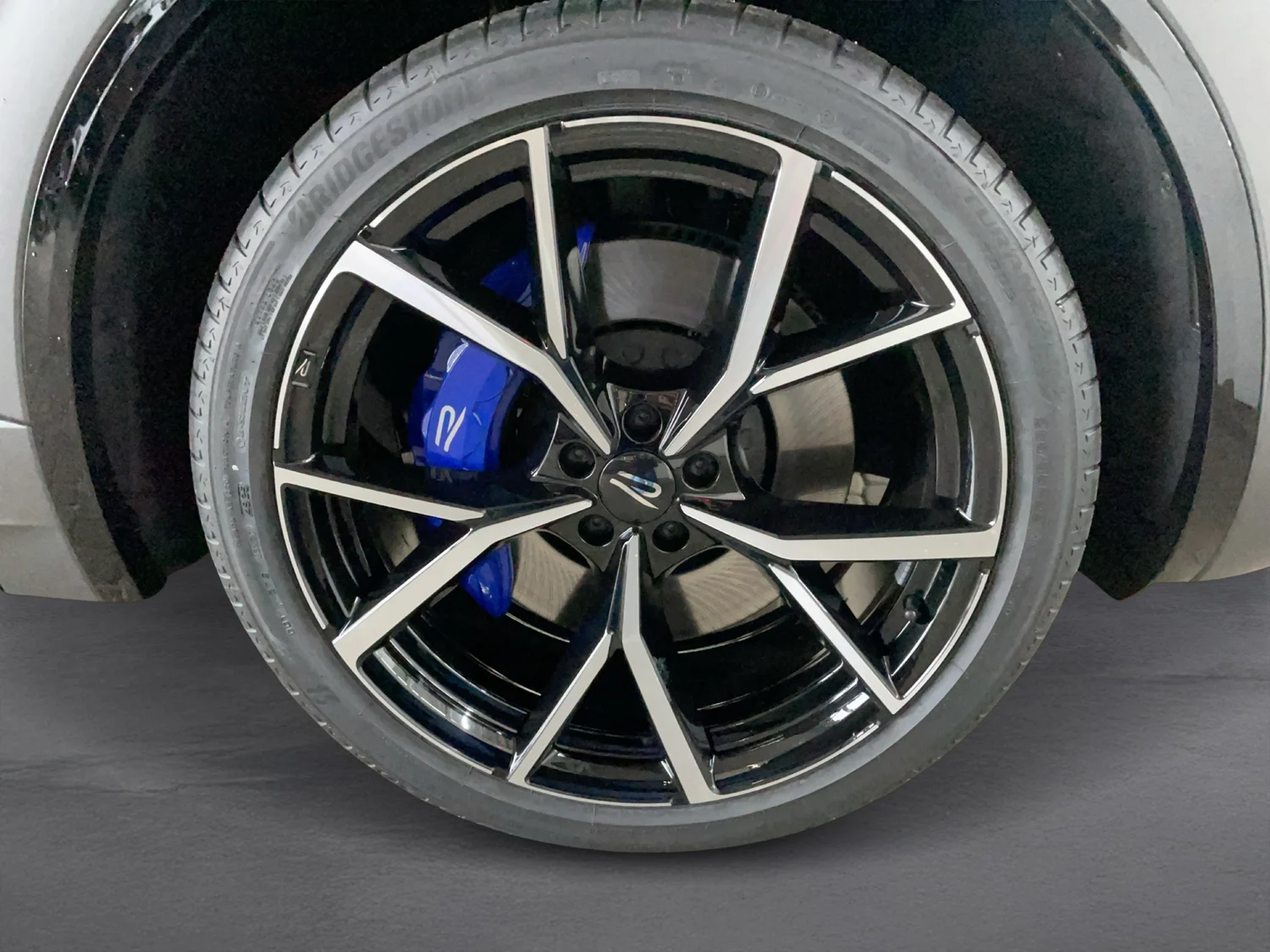 Bild eines VW Touareg R eHybrid TSI 4M. Final Edition