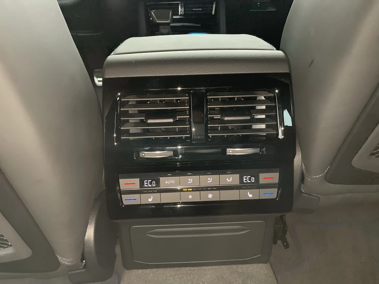 Bild eines VW Touareg R eHybrid TSI 4M. Final Edition