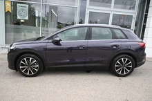 Audi Q4 e-tron 45 e-tron quattro in J6 Auroraviolett Metallic