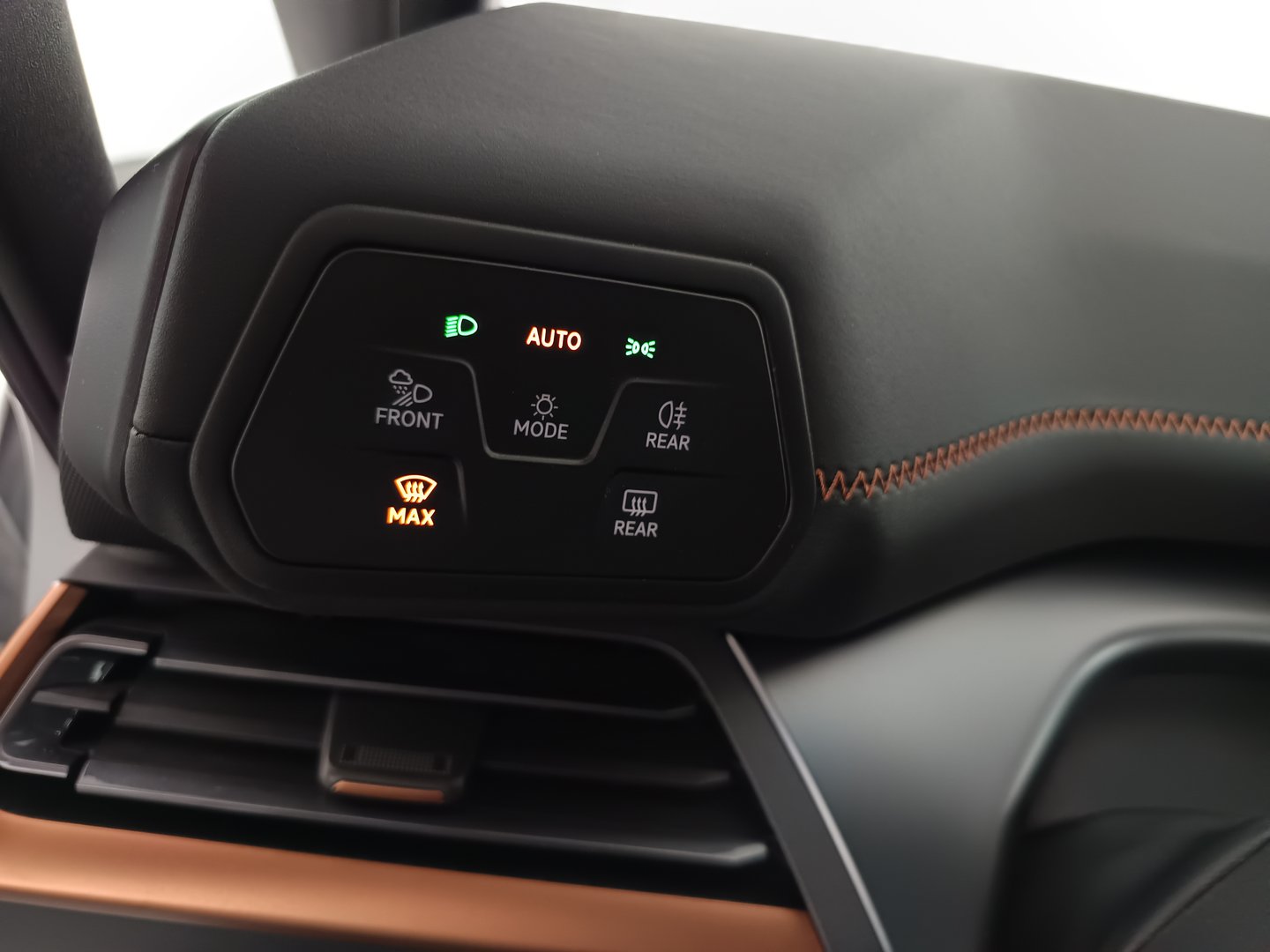 SEAT Born 77 e-Boost 170kW/231PS | Bild 12 von 35