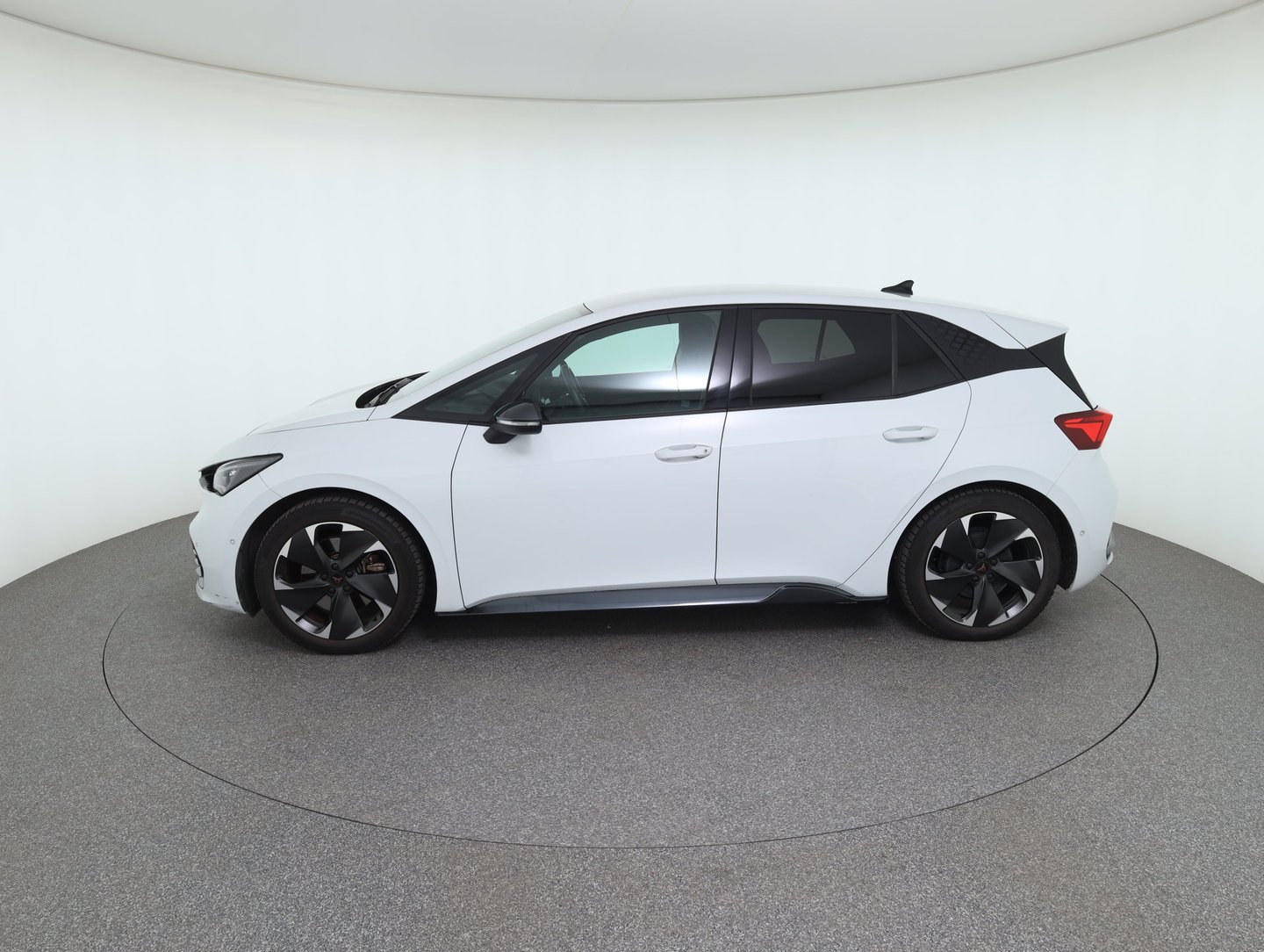 SEAT Born 77 e-Boost 170kW/231PS | Bild 8 von 35