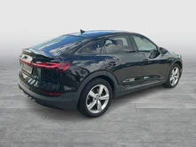 Audi e-tron Sportback 55 300 kW Business in Brillantschwarz