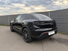 Porsche Macan 4 in tiefschwarzmetallic