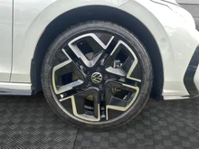VW Golf R-Line TSI 4MOTION DSG in Oryxweiß Perlmutteffekt  Dach schwarz