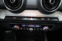 Audi Q2 35 TFSI intense in dunkelgrau - metallic