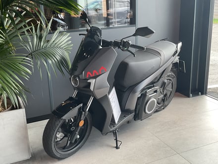 SEAT e-Roller Dark Aluminium