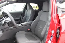 Toyota C-HR 1,8 Hybrid E-CVT Active Drive in Emotional Red