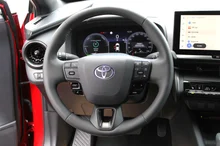 Toyota C-HR 1,8 Hybrid E-CVT Active Drive in Emotional Red