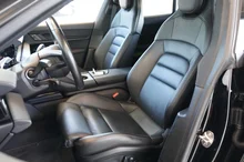 Porsche Taycan 4 Cross Turismo in schwarz