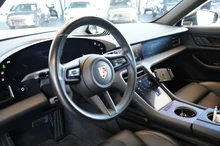 Porsche Taycan 4 Cross Turismo in schwarz