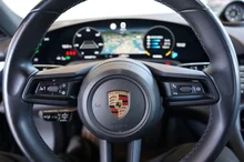 Porsche Taycan 4 Cross Turismo in schwarz