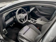 VW Passat Variant Sport eHybrid 150kW in Diabasgrau Metallic mit Dach Schwarz