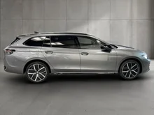 VW Passat Variant Sport eHybrid 150kW in Diabasgrau Metallic mit Dach Schwarz