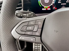 VW Passat Variant Sport eHybrid 150kW in Diabasgrau Metallic mit Dach Schwarz