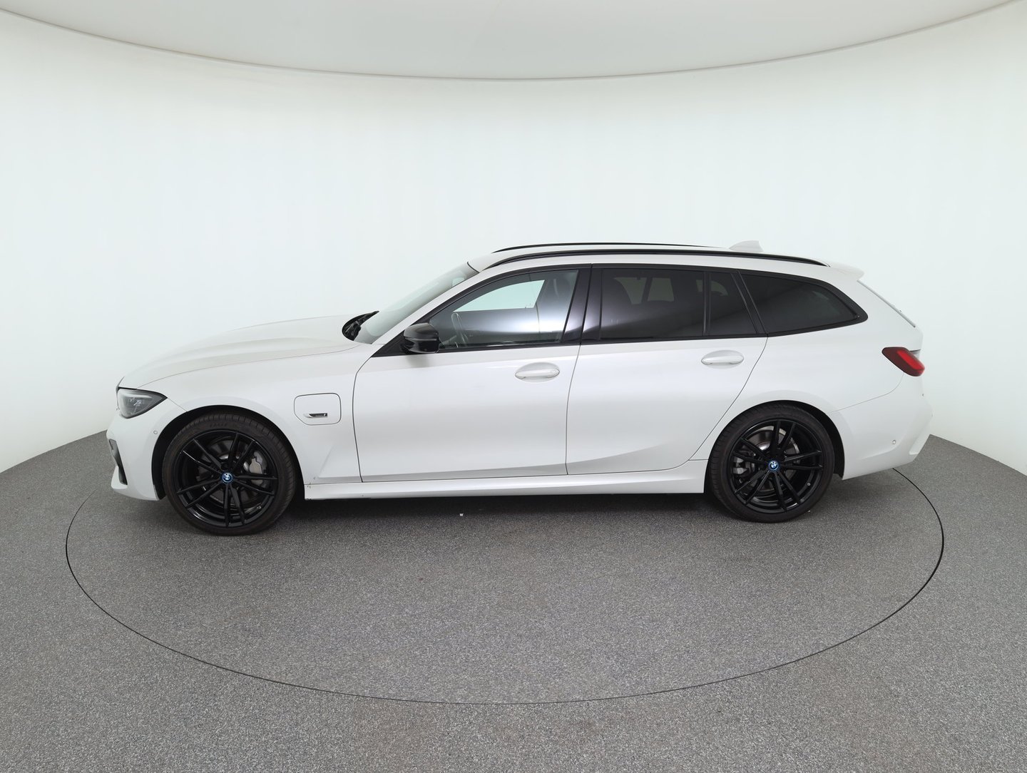 BMW 330e PHEV xDrive Touring Aut. | Bild 8 von 38