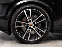 Porsche Cayenne E-Hybrid Coupé in CHROMITSCHWARZMETALLIC
