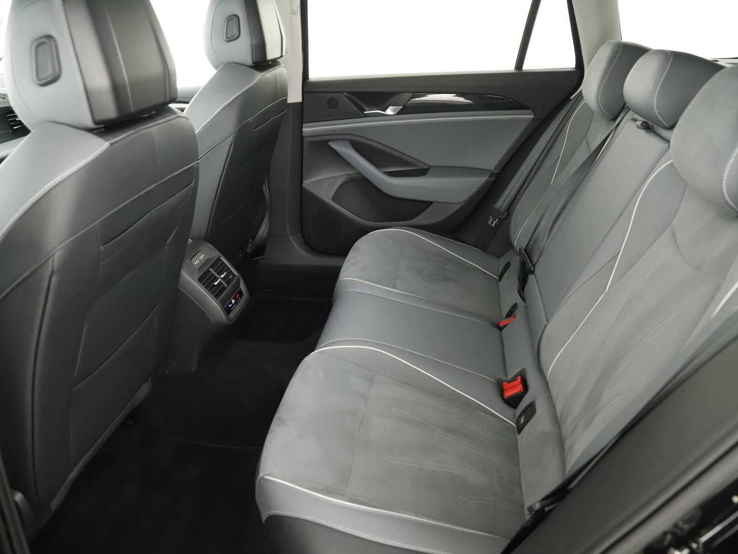 VW Passat Variant Business eTSI DSG | Bild 10 von 15