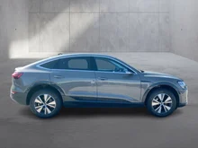 Audi Q8 Sportback 55 e-tron quattro advanced in Chronosgrau Metallic