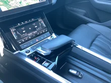 Audi Q8 Sportback 55 e-tron quattro advanced in Chronosgrau Metallic