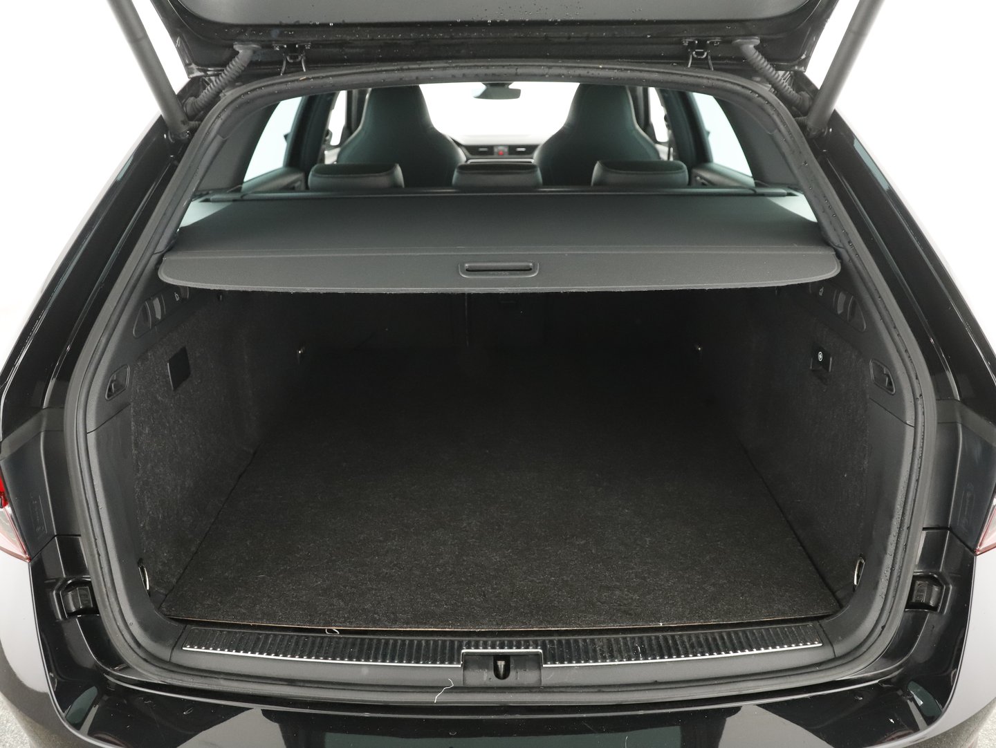Škoda SUPERB Combi iV SPORTLINE DSG | Bild 12 von 13