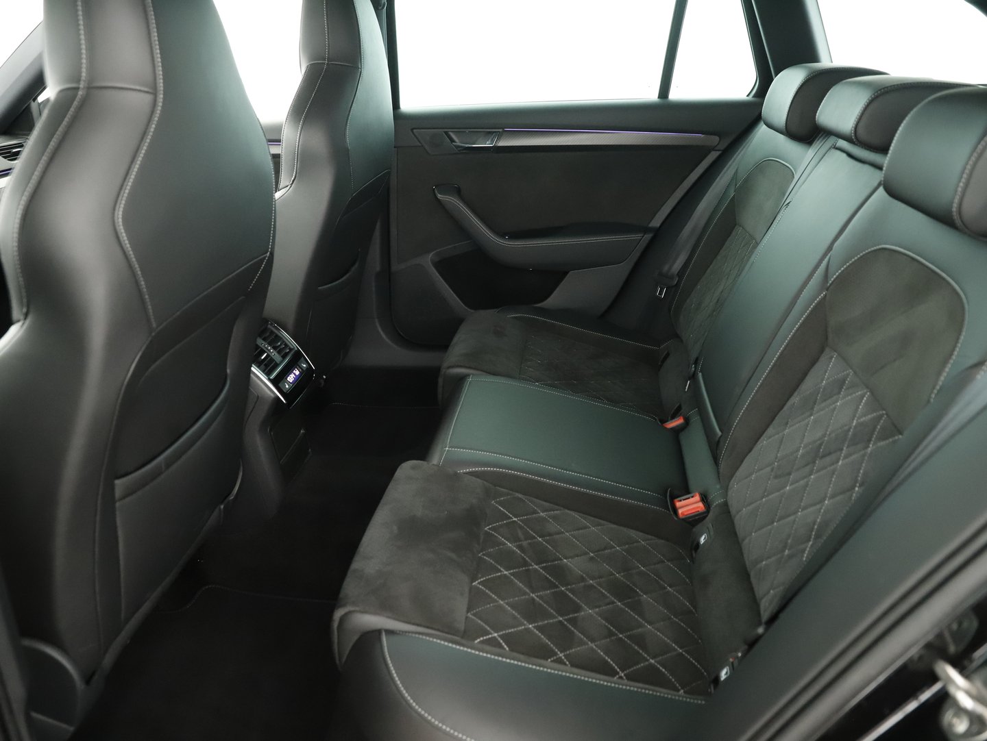Škoda SUPERB Combi iV SPORTLINE DSG | Bild 9 von 13