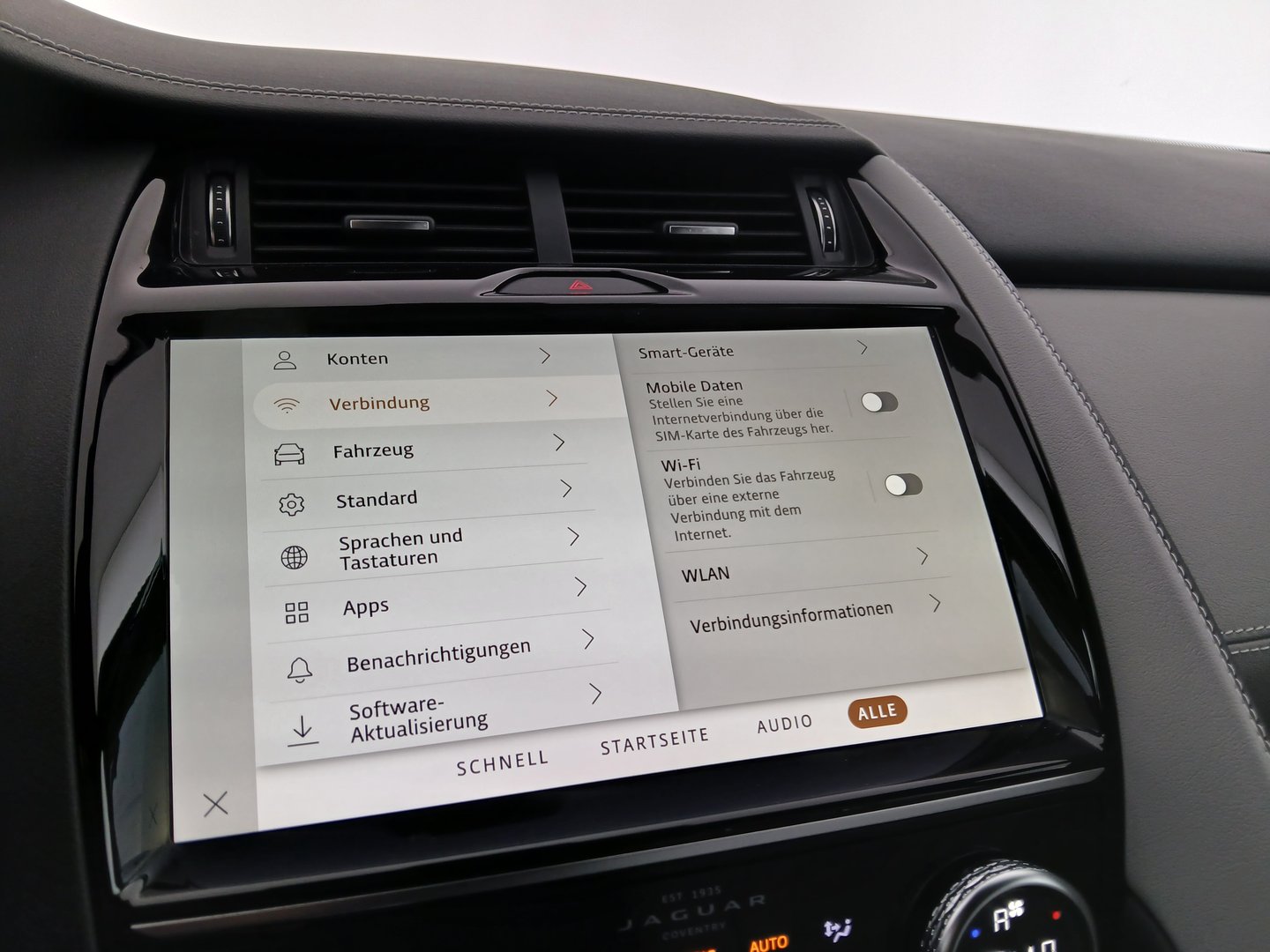 Jaguar E-Pace 2.0DI4 D165 AWD R-Dynamic S Aut. | Bild 24 von 31