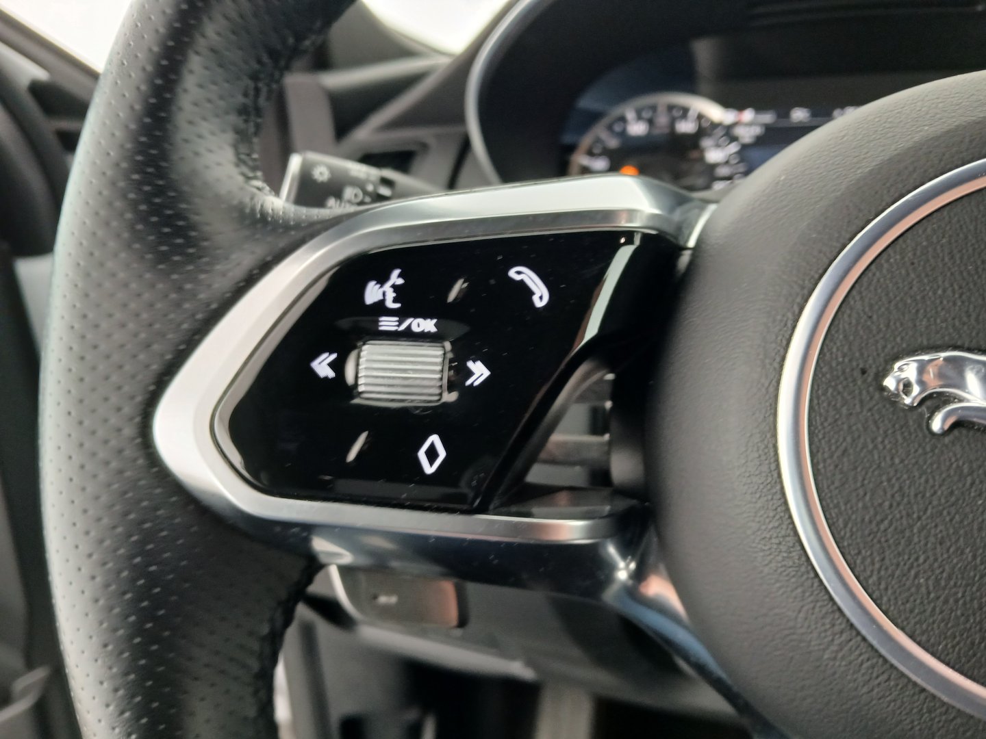 Jaguar E-Pace 2.0DI4 D165 AWD R-Dynamic S Aut. | Bild 17 von 31