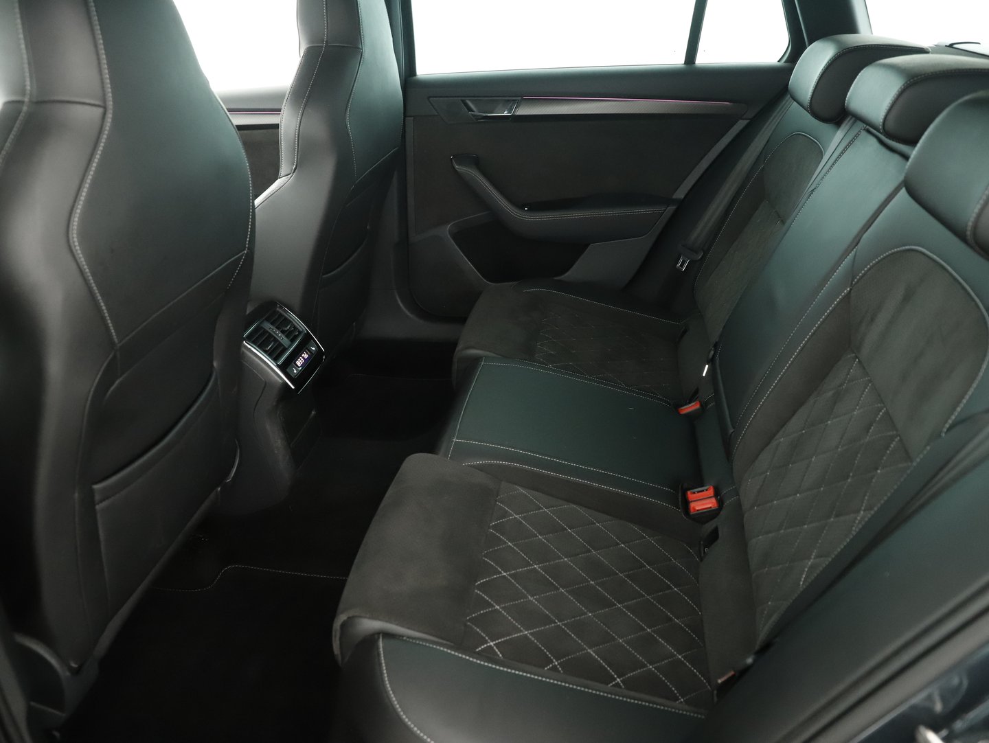 Škoda SUPERB Combi iV SPORTLINE DSG | Bild 21 von 25