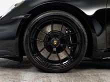 Porsche 911 Carrera 4 GTS Cabriolet in schwarz