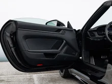 Porsche 911 Carrera 4 GTS Cabriolet in schwarz