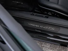 Porsche 911 Carrera 4 GTS Cabriolet in schwarz