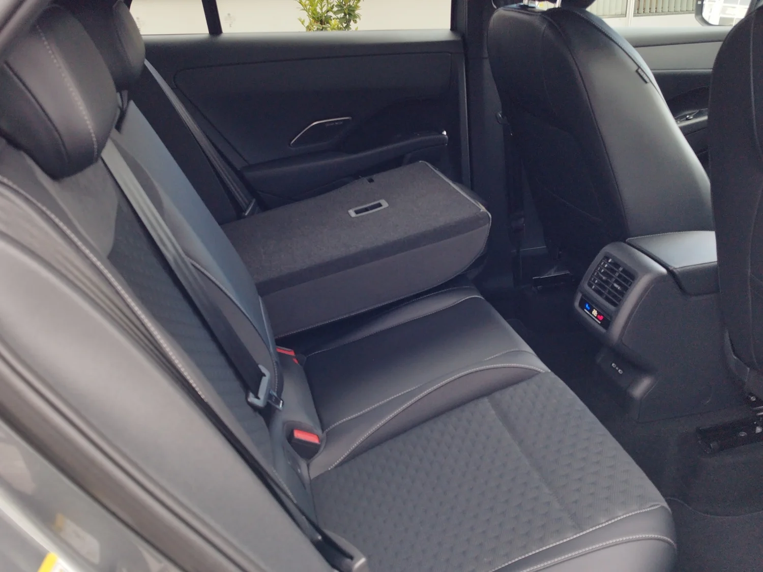 Bild eines VW T-Roc R-Line eTSI DSG