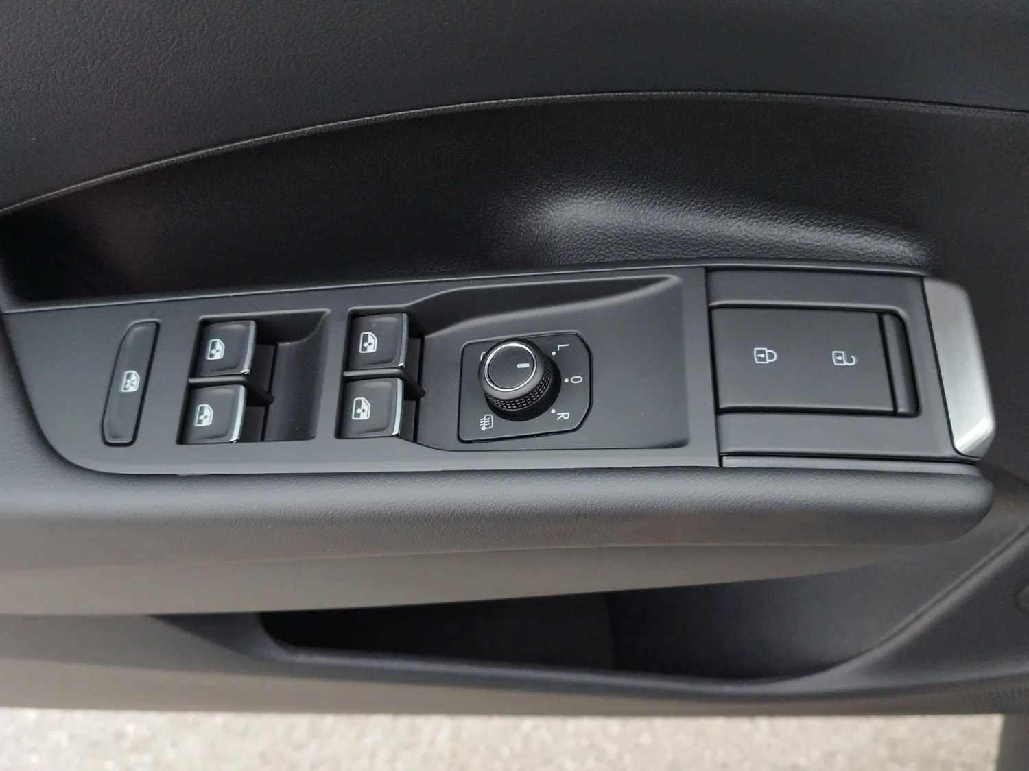 Bild eines VW T-Roc R-Line eTSI DSG