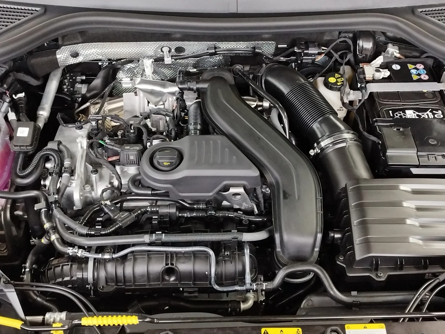 Bild eines VW T-Roc R-Line eTSI DSG