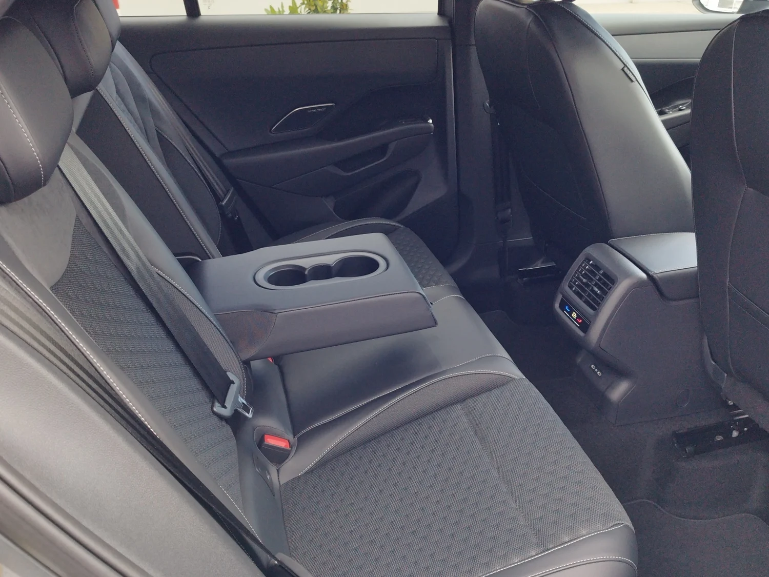 Bild eines VW T-Roc R-Line eTSI DSG