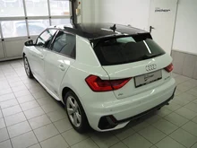 Audi A1 Sportback 25 TFSI S line exterieur in Gletscherweiss Metallic
