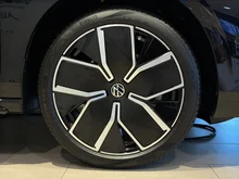 VW Passat Variant Sport eHybrid 150kW in Grenadillschwarz Metallic
