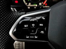 VW Touareg R eHybrid 4MOTION in Tamarindenbraun Metallic