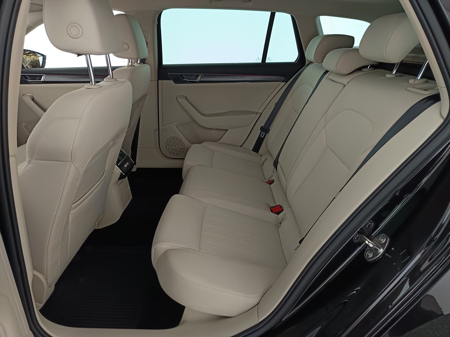 Škoda SUPERB Combi Style TDI DSG | Bild 29 von 34